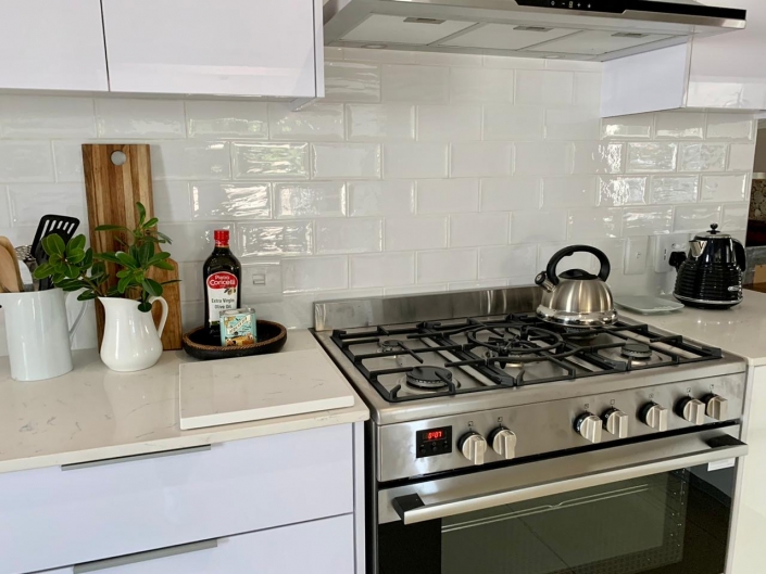 dbf23124-8cc6-4af4-aa41-1b0c535041e0 Kitchen with Oven Hob