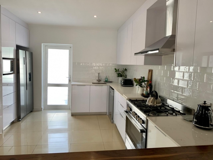 Kitchen with extractor White kitchen with extractor