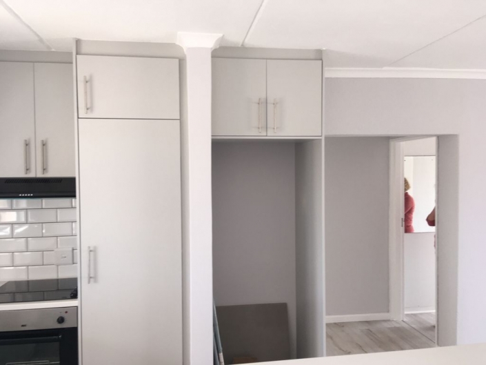 02ce578c-5a05-4820-9eec-b1592cc56b29 White Kitchen Cupboards