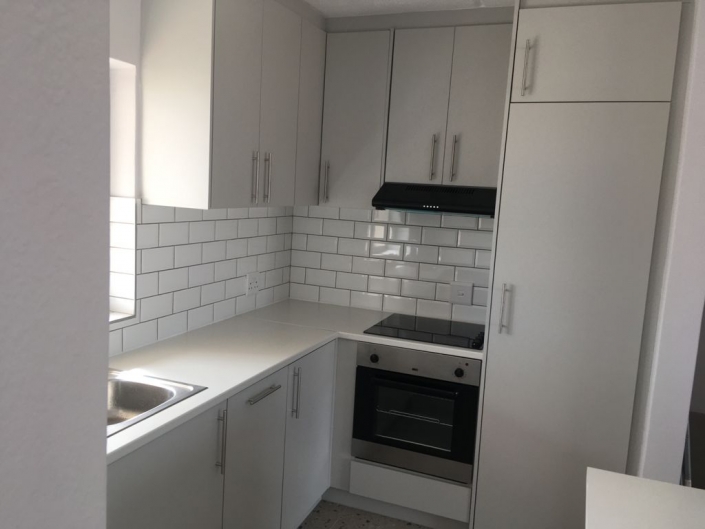 23e076fa-df15-4b74-aeaa-ab8802e3c226 White kitchen with white subway tiles