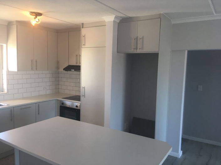 e3f44440-3f75-4965-9f4d-79acba416a8d White Kitchen